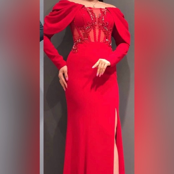 Red corset gown - Picture 3 of 4